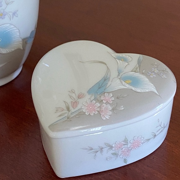 Russ Berrie & Co Japan set of 2 Calla Lilies Vase & Heart Shaped Trinket Box - Picture 2 of 9